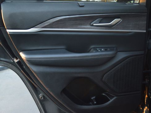 Used 2023 Jeep Grand Cherokee Limited w/ Luxury Tech Group II image 27