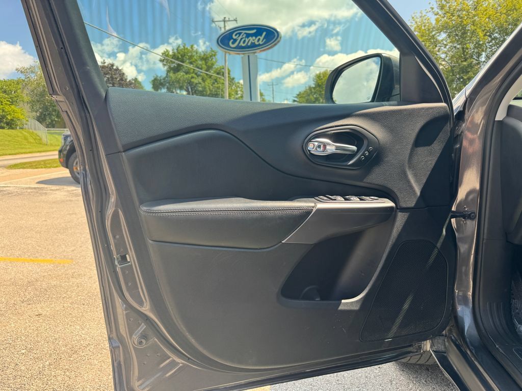 Used 2019 Jeep Cherokee Limited w/ Trailer Tow Group AWD/4WD image 16