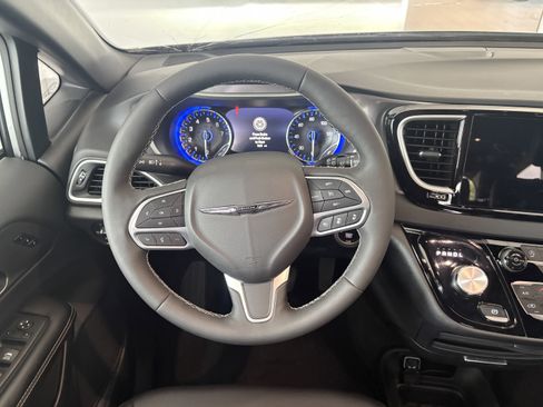 Used 2026 Chrysler Pacifica Select FWD image 12