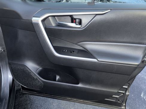 Used 2020 Toyota RAV4 XLE image 18