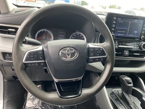 Used 2020 Toyota Highlander L FWD image 23