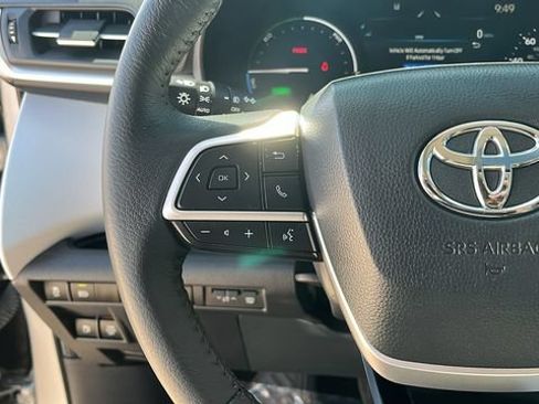 Used 2025 Toyota Sienna XLE FWD image 9