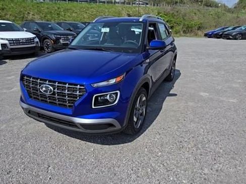 Used 2025 Hyundai Venue Limited FWD image 2