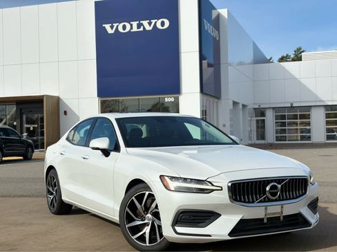 Used 2020 Volvo S60 T6 Momentum image 2
