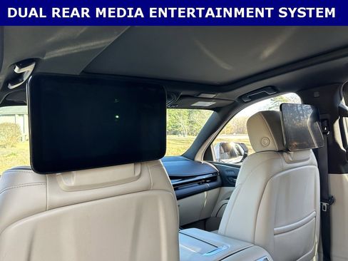 Used 2024 Cadillac Escalade ESV Premium Luxury image 2