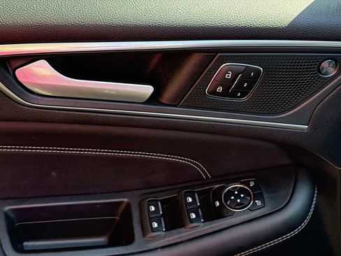 Used 2024 Ford Edge Titanium image 13