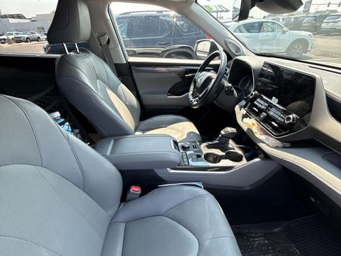 Used 2022 Toyota Highlander Limited AWD/4WD image 8