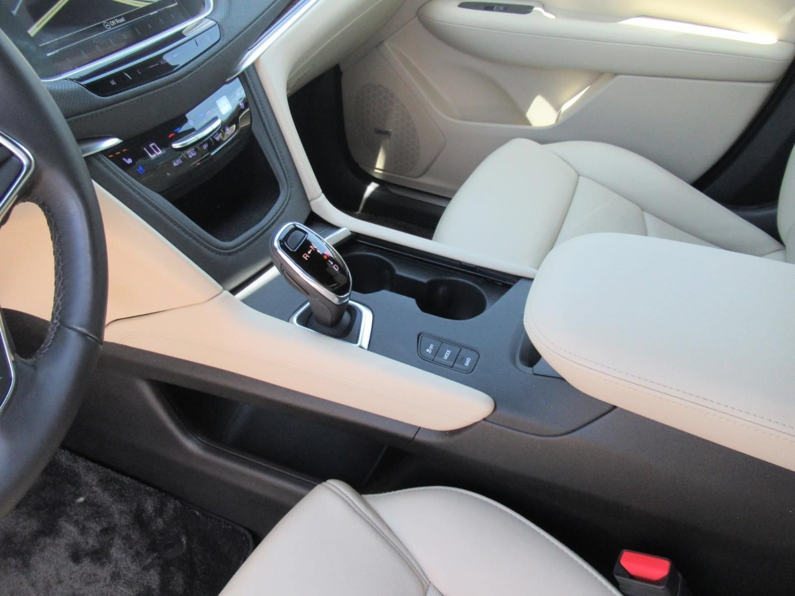 Used 2018 Cadillac XT5 Premium Luxury w/ Driver Assist Package AWD/4WD image 15