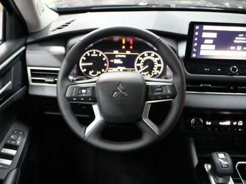 New 2025 Mitsubishi Outlander SE image 21