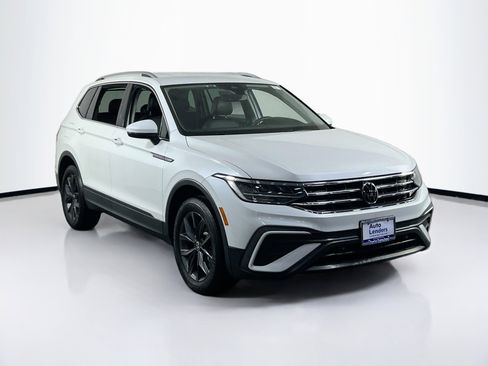 Used 2023 Volkswagen Tiguan SE image 3