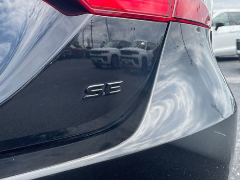 Used 2020 Toyota Camry SE FWD image 16