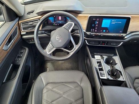 Used 2024 Volkswagen Atlas SE FWD image 18