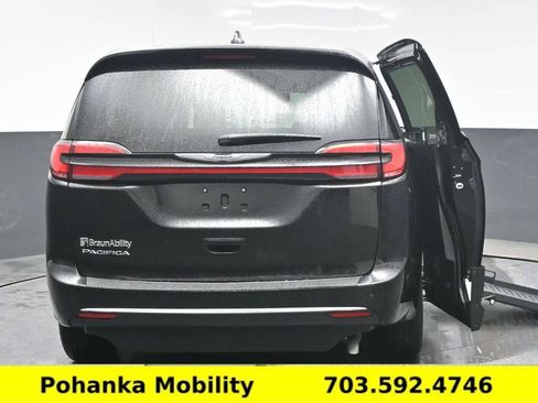 Used 2024 Chrysler Pacifica Touring-L image 22
