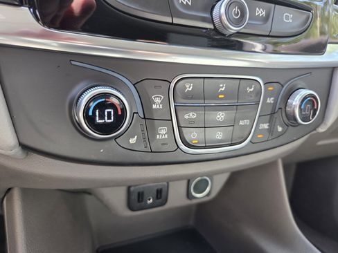 Used 2018 Chevrolet Traverse LT FWD image 26