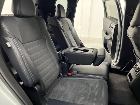 Used 2025 Mitsubishi Outlander SE FWD image 23