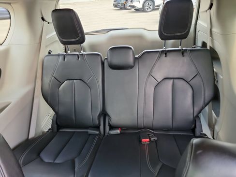 Used 2023 Chrysler Pacifica Touring-L FWD image 15