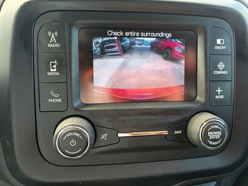 Used 2015 Jeep Renegade Latitude FWD image 36
