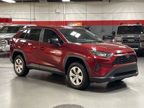 Used 2022 Toyota RAV4 LE image 2