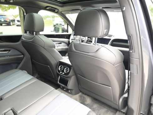 Used 2021 Bentley Bentayga V8 image 47
