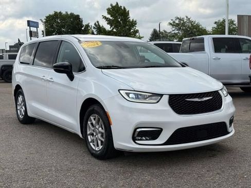 Used 2024 Chrysler Pacifica Touring-L FWD image 4