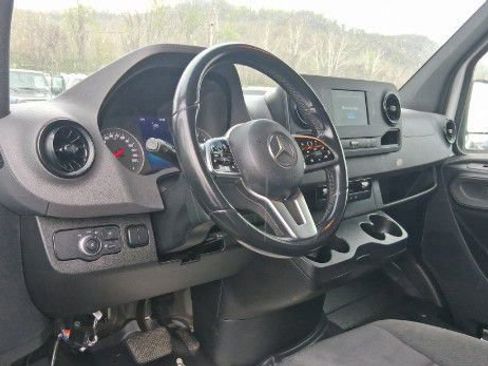 Used 2022 Mercedes-Benz Sprinter 1500 image 2
