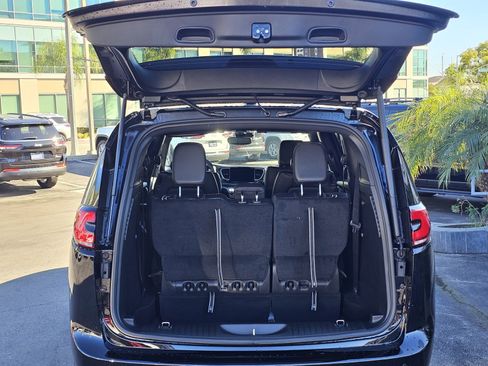 New 2026 Chrysler Pacifica Select image 8