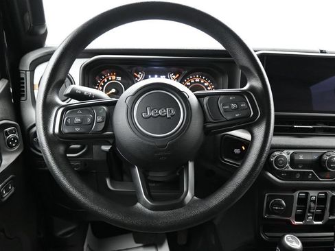 Used 2025 Jeep Gladiator Sport AWD/4WD image 14