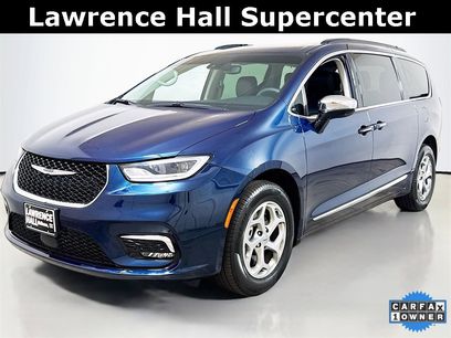 Used 2023 Chrysler Pacifica Limited w/ Uconnect Theater Family Group