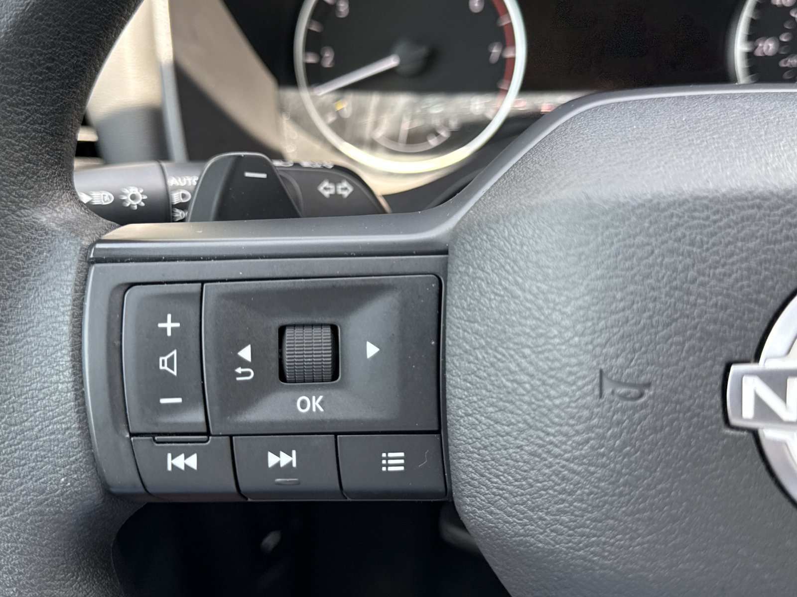 Used 2025 Nissan Rogue S FWD image 19