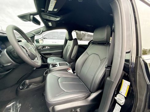 New 2026 Chrysler Pacifica Select image 22