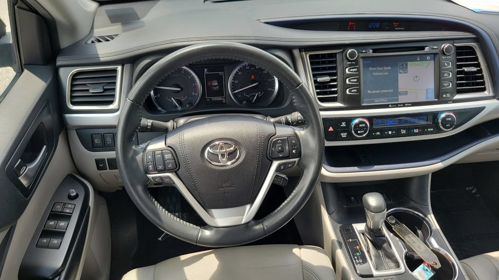 Used 2019 Toyota Highlander XLE AWD/4WD image 12