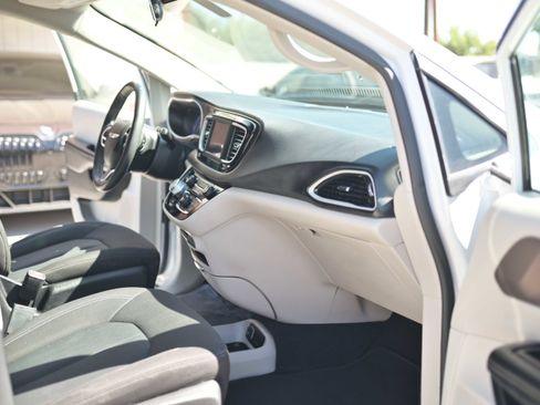 Used 2022 Chrysler Voyager LX image 14