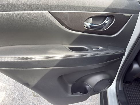 Used 2020 Nissan Rogue SV w/ Premium Package FWD image 40
