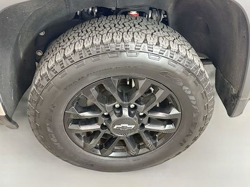 Used 2025 Chevrolet Silverado 2500 LT image 32