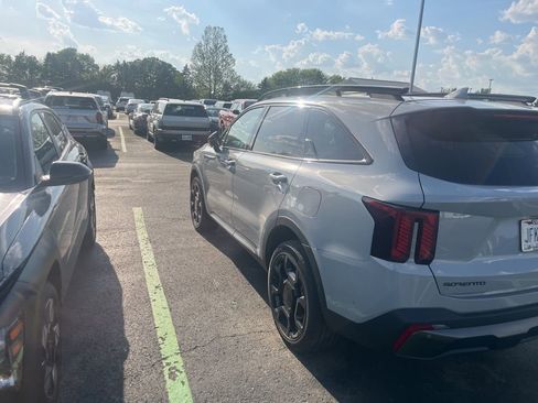 Used 2025 Kia Sorento SX AWD/4WD image 3