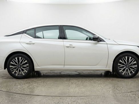Used 2025 Nissan Altima 2.5 SV FWD image 11