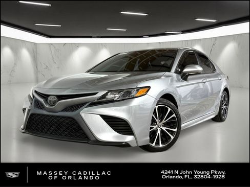 Used 2020 Toyota Camry SE image 1