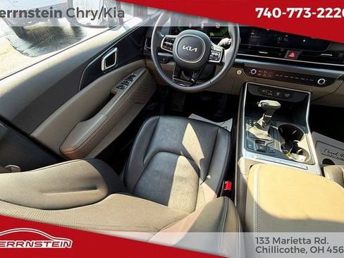 Used 2025 Kia Carnival FWD image 10