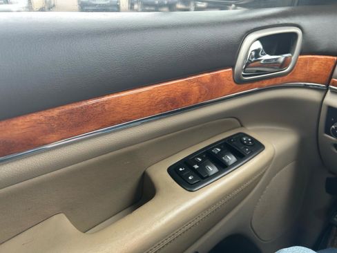 Used 2011 Jeep Grand Cherokee Overland image 28