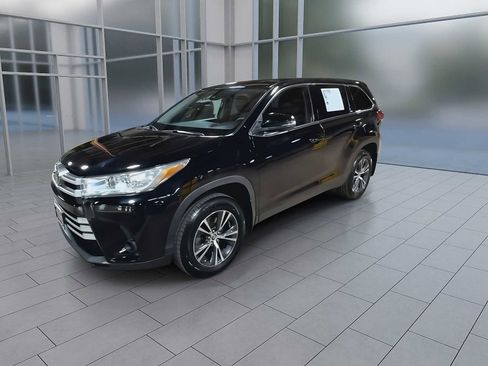 Used 2019 Toyota Highlander LE AWD/4WD image 4