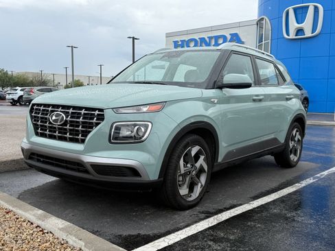 Used 2025 Hyundai Venue SEL FWD image 2