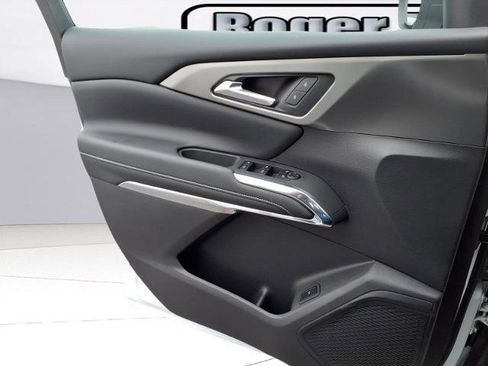 Used 2025 Chevrolet Traverse LT w/ Driver Confidence Package FWD image 18