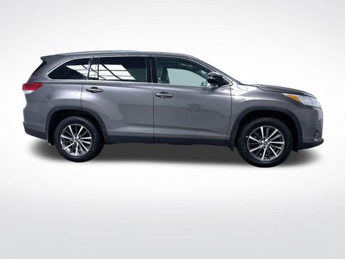 Used 2019 Toyota Highlander XLE image 12