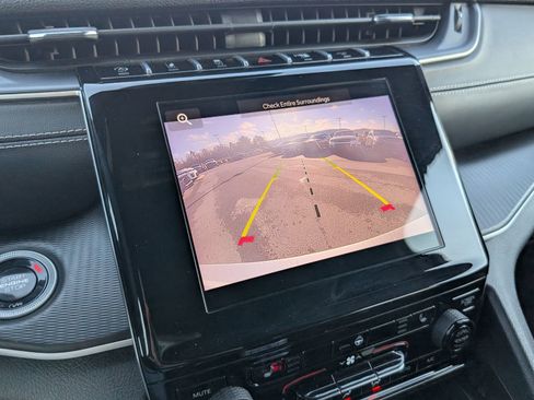 Used 2024 Jeep Grand Cherokee L Laredo image 16