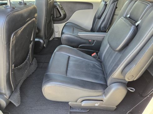 Used 2016 Chrysler Town & Country Touring FWD image 8