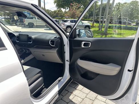 Used 2025 Hyundai Venue SEL FWD image 23
