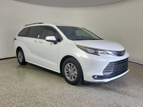 Used 2026 Toyota Sienna XLE FWD image 4