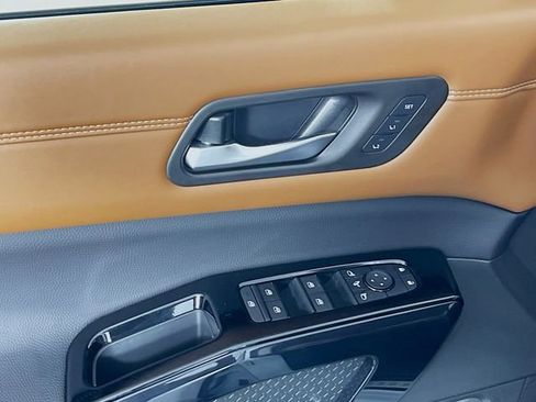 New 2026 Nissan Pathfinder Platinum FWD image 18