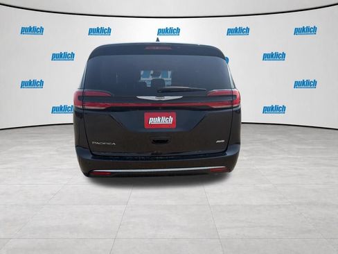 Used 2023 Chrysler Pacifica Touring-L w/ Uconnect Theater Family Group AWD/4WD image 4