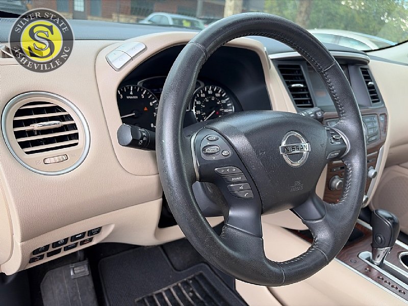 Used 2017 Nissan Pathfinder Platinum w/ Family Entertainment Package AWD/4WD image 27